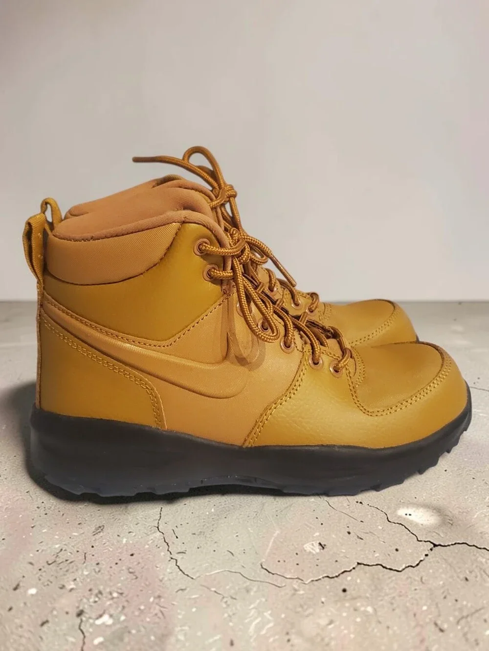 Nike 4.5Y Mid-Top Lace-Up Boots in Wheat/Tan